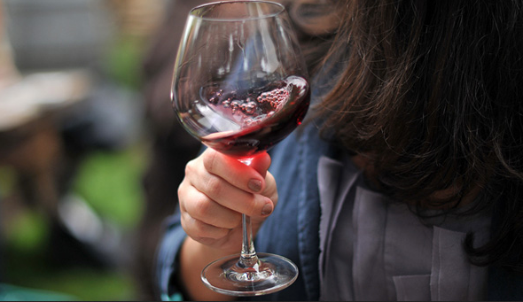 girar el vino en la copa